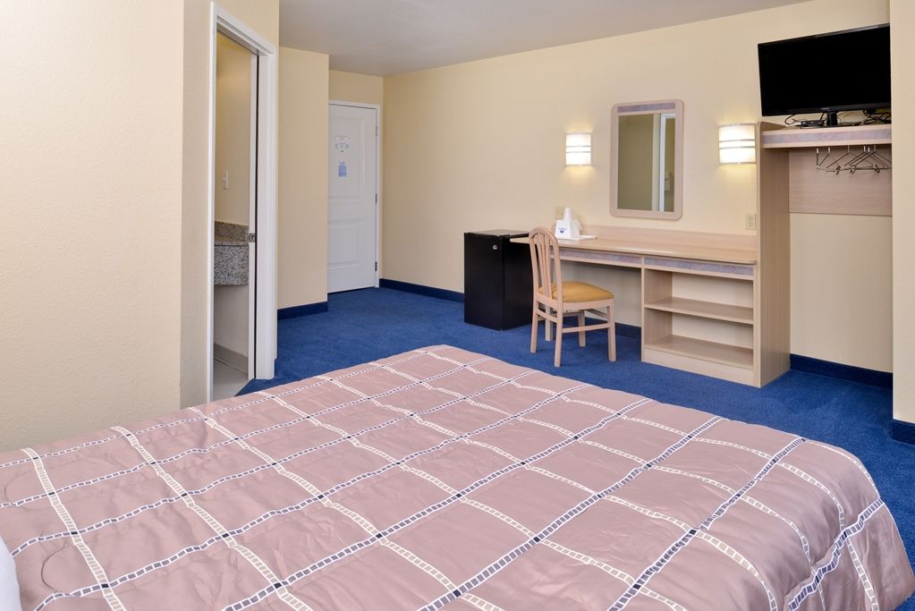 Baymont By Wyndham Kingdom City Habitación foto